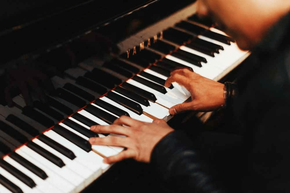 Thử đàn piano trước khi mua