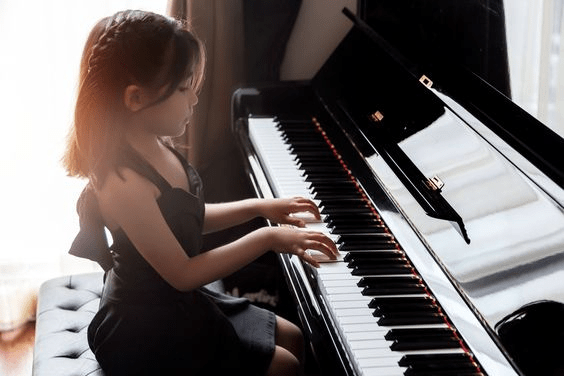 Lợi ích đối với trẻ khi học piano từ sớm